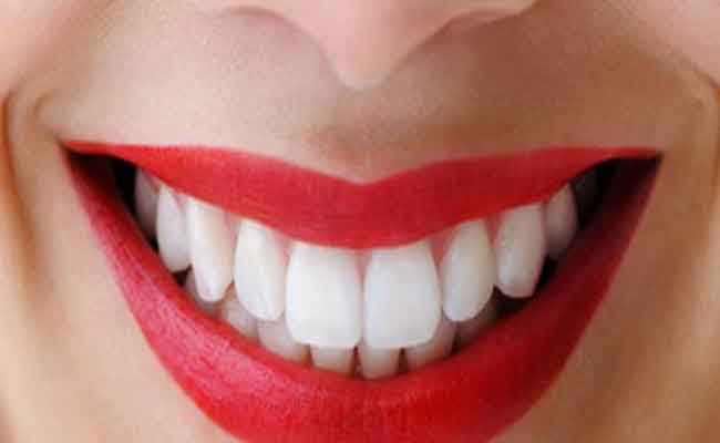 بعد قراءة هذا المقال لن تترددي في تنظيف أسنانكِ بالخيط!