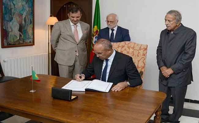 بدوي يوقع على سجل التعازي بمقر إقامة سفارة البرتغال على إثر الحرائق التي خلفت خسائر مادية و بشرية جسيمة