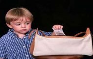 6 أسباب قد تدفع الطفل إلى السرقة... ما هي؟