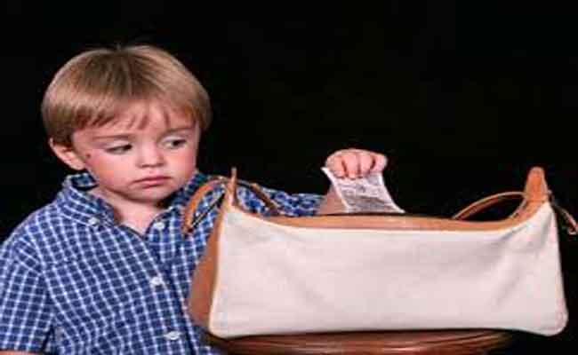 6 أسباب قد تدفع الطفل إلى السرقة... ما هي؟