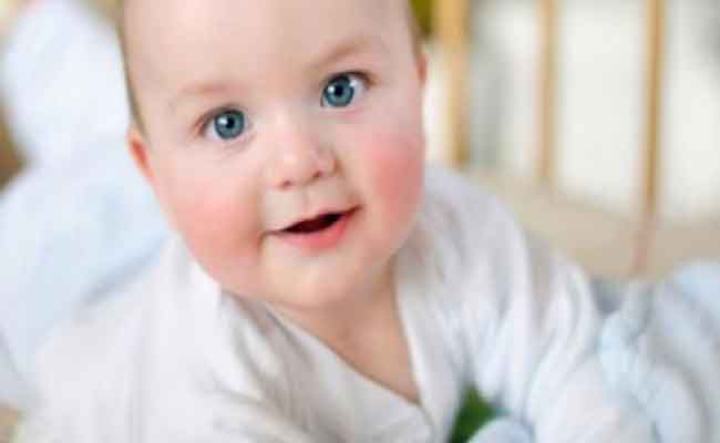 كيف يتفاعل طفلكِ مع محيطه في شهره الثالث؟
