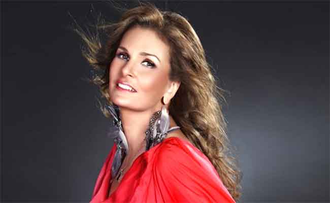 يسرا تخطف الأنظار في