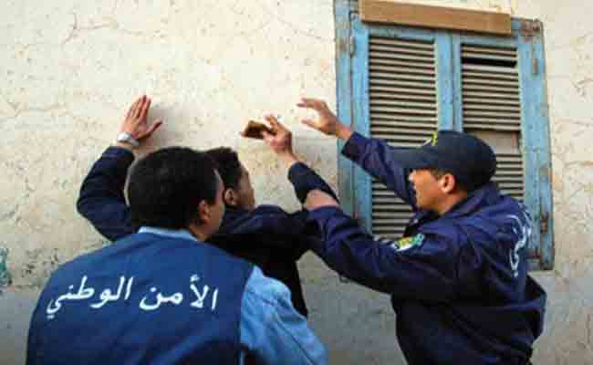 الإطاحة بـ3 أشخاص يروجون المخدرات و الأقراص المهلوسة بالرويبة