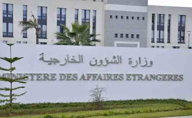 الخارجية الجزائرية تؤكد عودة 46 مواطنا جزائريا كانوا محتجزين بليبيا إلى أرض الوطن