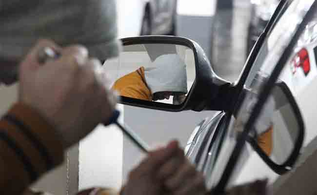 تفكيك شبكة دولية مختصة في تهريب السيارات الفاخرة بالعاصمة