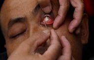 حلاق يقشر جفون زبائنه من الداخل مقابل 12 دولار