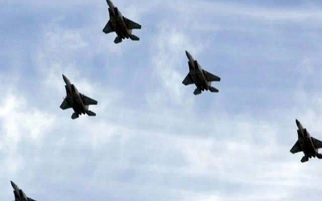الطيران الحربي الإسرائيلي يحلق على مستويات منخفضة بمدينة غزة