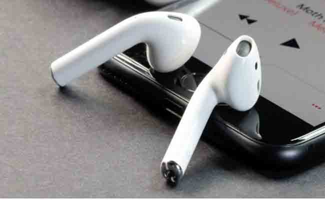 أبل تعمل على سماعات AirPods جديدة لعام 2018