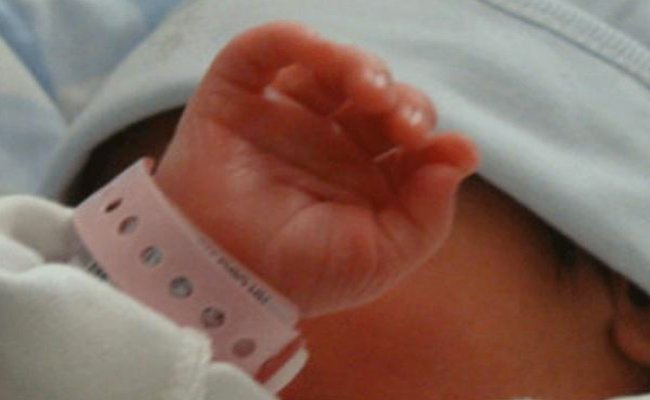 ظاهرة المتاجرة في مواليد الأمهات العازبات : 5 مواليد اختفوا في ظروف غامضة بمستشفى التوليد في بلعباس!