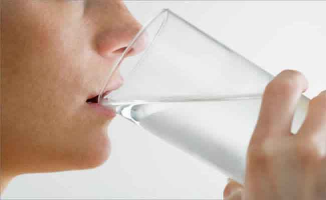 5 اسباب ستدفعك لشرب الماء الساخن على الريق