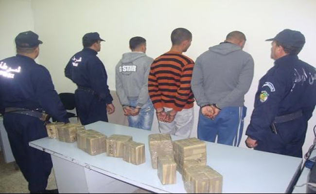 الإطاحة بـ4 أشخاص يروجون المخدرات والمؤثرات العقلية بولاية سكيكدة