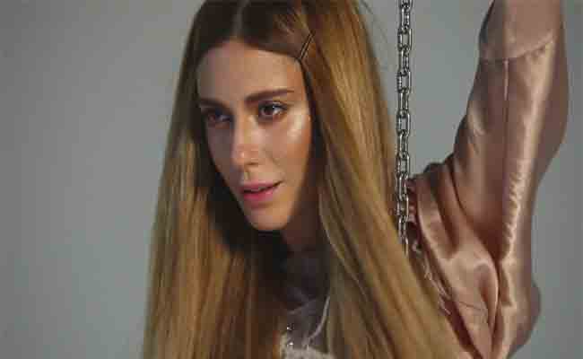 زوجة كينان أميرزالي أوغلو تودع عالم الفن و تقتحم مجال تصميم الأزياء