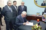 توقيع بن صالح في سجل التعازي بسفارة رومانيا بالجزائر على إثر وفاة ملك رومانيا السابق ميشال الأول