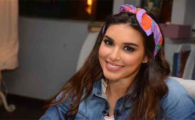 ياسمين صبري امرأة العام للأعمال الانسانية تتألق بالأبيض في حفل نساء العرب