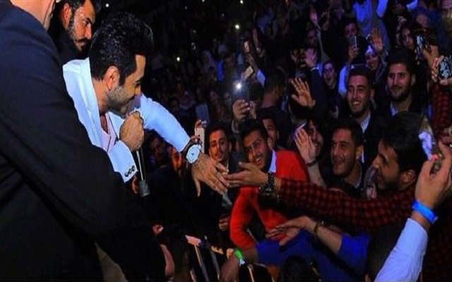 في حفلة بالأردن الجمهور يمزق ملابس تامر حسني