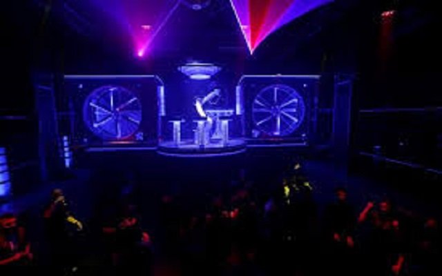 روبوت DJ بملهى ليلي في عاصمة التشيك