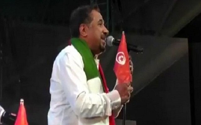 التونسيون يستحسنون حمل الشاب خالد لعلم تونس في الإمارات