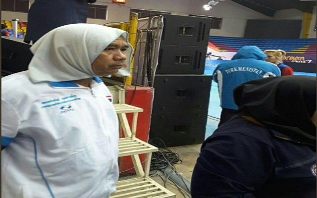مدرب المنتخب التايلاندي تفرض عليه السلطات الإيرانية الحجاب للحضور مع فريقه