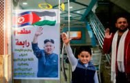 مطعم الفلسطيني يزين جدرانه بصور الزعيم الكوري ويقدم عرض تخفيض للكوريين