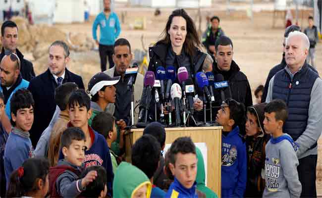 أنجلينا جولي تطالب من قلب مخيم الزعتري للاجئيين سوريين بانهاء الحرب