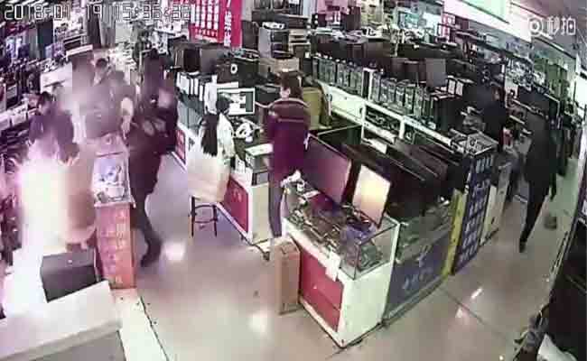 انفجرت بطارية أي فون بعد أن تم عضها
