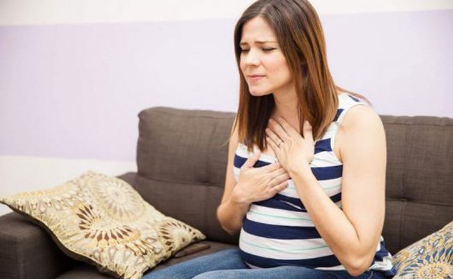 كيف تخفّفين من عارض التقيؤ في الشهر الرابع من الحمل؟