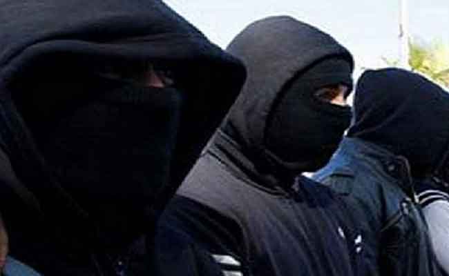 الإطاحة بعصابة ملثمة مكونة من 7 أشخاص تسطو على المنازل بالجلفة