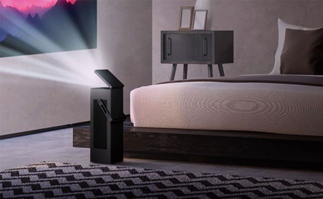 مسلاط مدمج يعرض صورة بحجم 150 بوصة وجودة 4K من LG