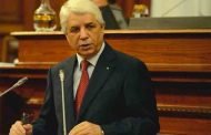 لوح يعرض مشروعي القانونين المتعلقين بتنظيم السجون واختصاصات مجلس الدولة أمام  لجنة الشؤون القانونية والإدارية لمجلس الأمة