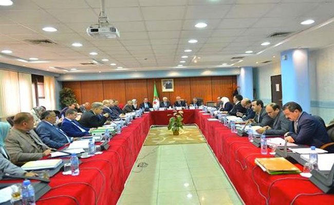 لوح يعرض بمجلس الأمة مشروع القانون المتعلق بتنظيم السجون وإعادة الادماج الاجتماعي للمحبوسين