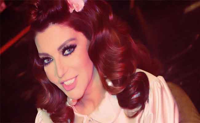 سميرة سعيد تتلقى تمثال لها من محبيها بمناسبة عيد ميلادها