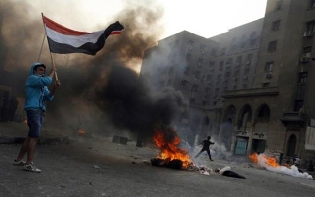 وفاة شاب في مركز للشرطة بمصر يشعل اشتباكات بين أقاربه والشرطة