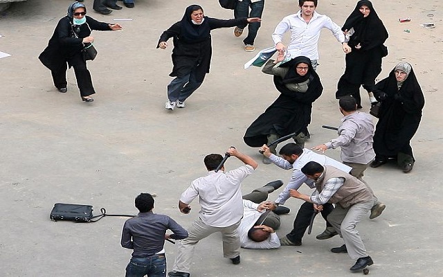 الشرطة تفر من المتظاهرين في إيران