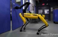 الكلب الروبوتي SpotMini أصبح يستطيع فتح الأبواب