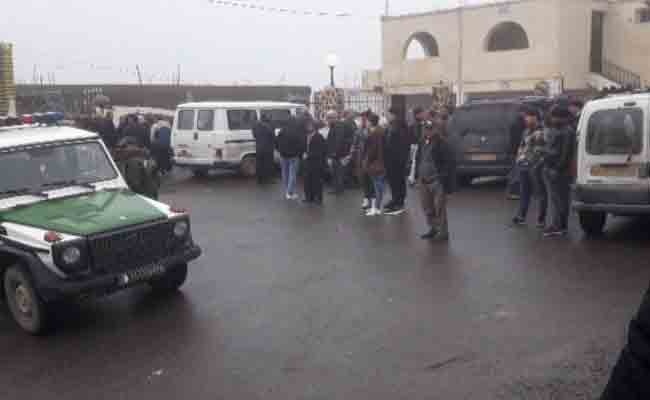 العشرات من سكان قرية بتيزي وزو يتصدون لشخص حاول هدم مسجد لبناء ممر !