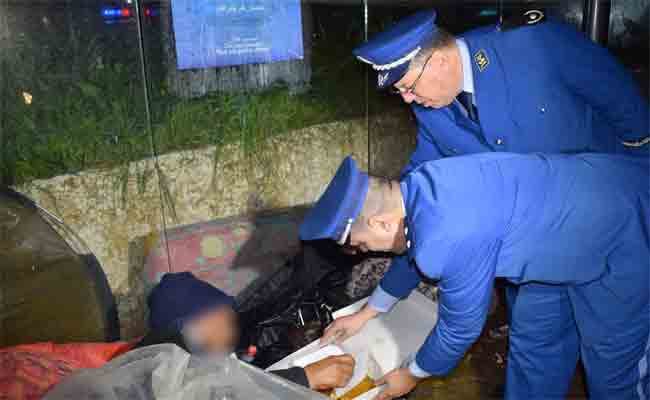 في حملة تضامنية : أمن العاصمة يوزع وجبات ساخنة وأغطية على قرابة 100 شخص بدون مأوى
