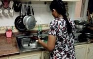 سعودي يعرض تونسية للبيع