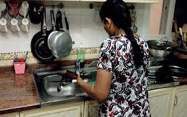 سعودي يعرض تونسية للبيع