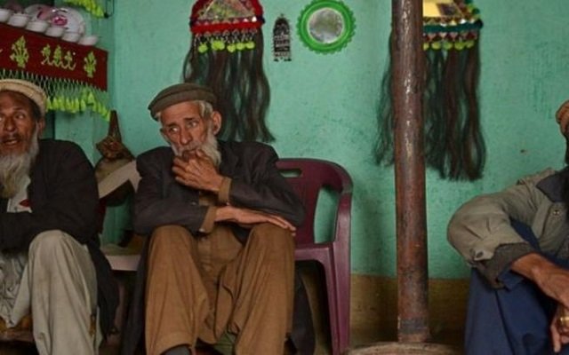 3 رجال في العالم فقط يتحدثون هذه اللغة !!!