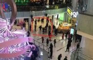 ليعبر عن استيائه من وضعه الاجتماعي هجم على الناس بسكين في مركز تجاري