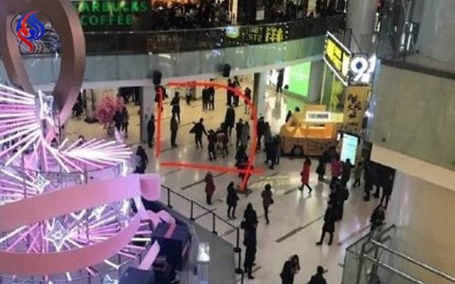 ليعبر عن استيائه من وضعه الاجتماعي هجم على الناس بسكين في مركز تجاري