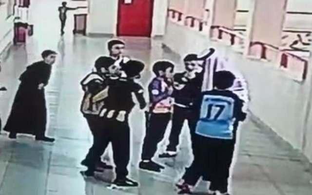 معلم ينقذ تلميذ ابتلع عملة معدنية