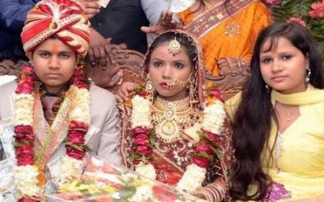 من أجل أموال المهر سيدة انتحلت صفة رجل وتزوجت فتاتين !!!