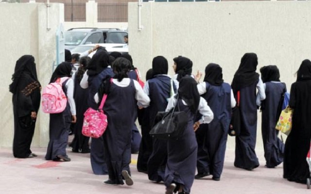 حارسا مدرستين للبنات يتبادلان إطلاق النار أمام التلميذات