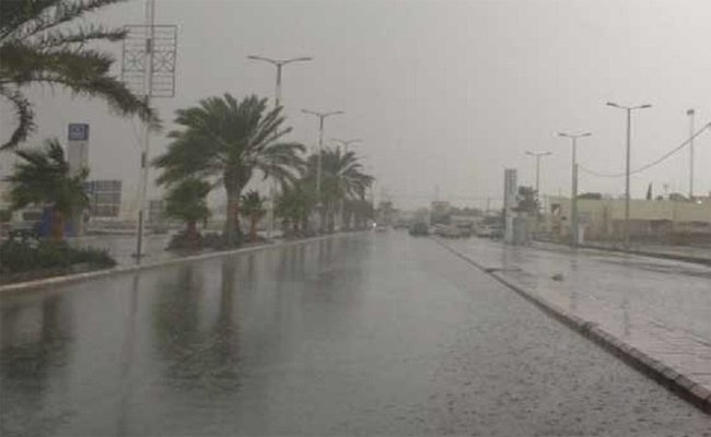 اجتياح أمطار رعدية مصحوبة برياح قوية للمناطق الوسطى و الغربية