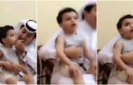 ليضحك أصدقائه أجبر طفله على التدخين