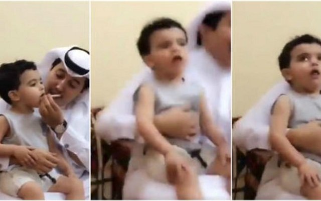 ليضحك أصدقائه أجبر طفله على التدخين