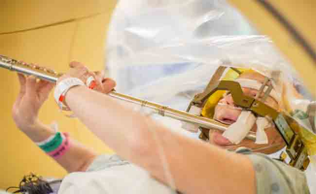 طلب منها عزف الناي أثناء إجرائها لعملية جراحية لدماغها