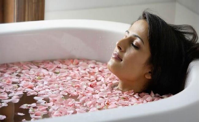 حمامات منزلية لتفتيح بشرتك طبيعياً