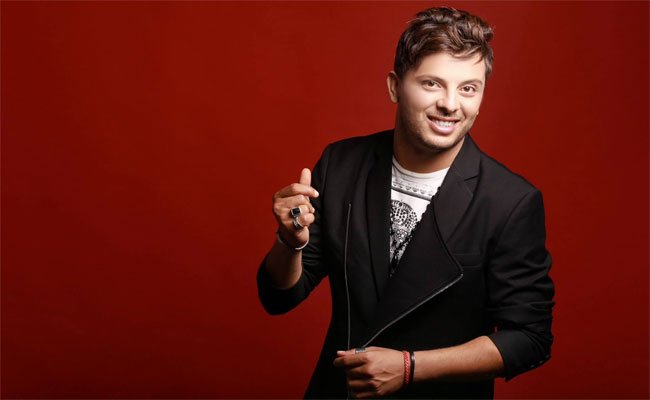 حاتم عمور يشجع المنتخب المغربي ب